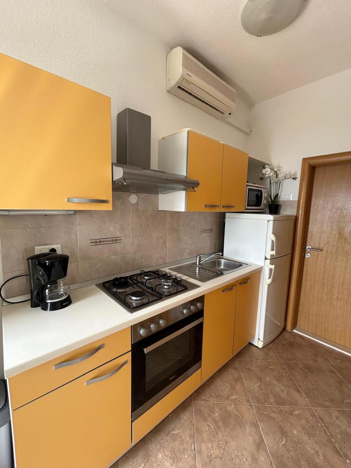Apartment Lovre Topic Baška Voda Esterno foto